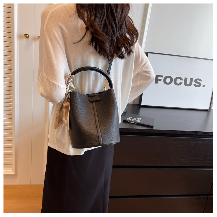 Trama di nicchia del designer, borsa a secchiello in tinta unita alla moda e versatile, borsa da donna portatile a tracolla diagonale con una spalla_voghion.com