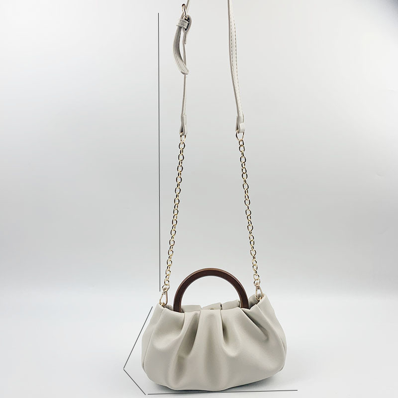 Mini borsa a tracolla da donna con tracolla a forma di nuvole pieghettate con manico in legno di tendenza minimalista di design_voghion.com