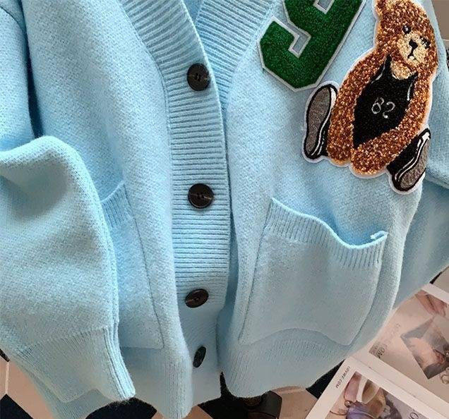 Teddybär-Cardigan mit V-Ausschnitt – Übergroßer Strickpullover aus Acryl (Einheitsgröße) – Weicher und gemütlicher Campus-Chic in Creme/Rot/Marineblau_voghion.com