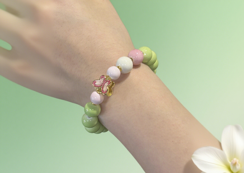 Boho-Armbänder aus grünen Keramikperlen – Schmetterlingsanhänger und -farbe – Blockstile_voghion.com