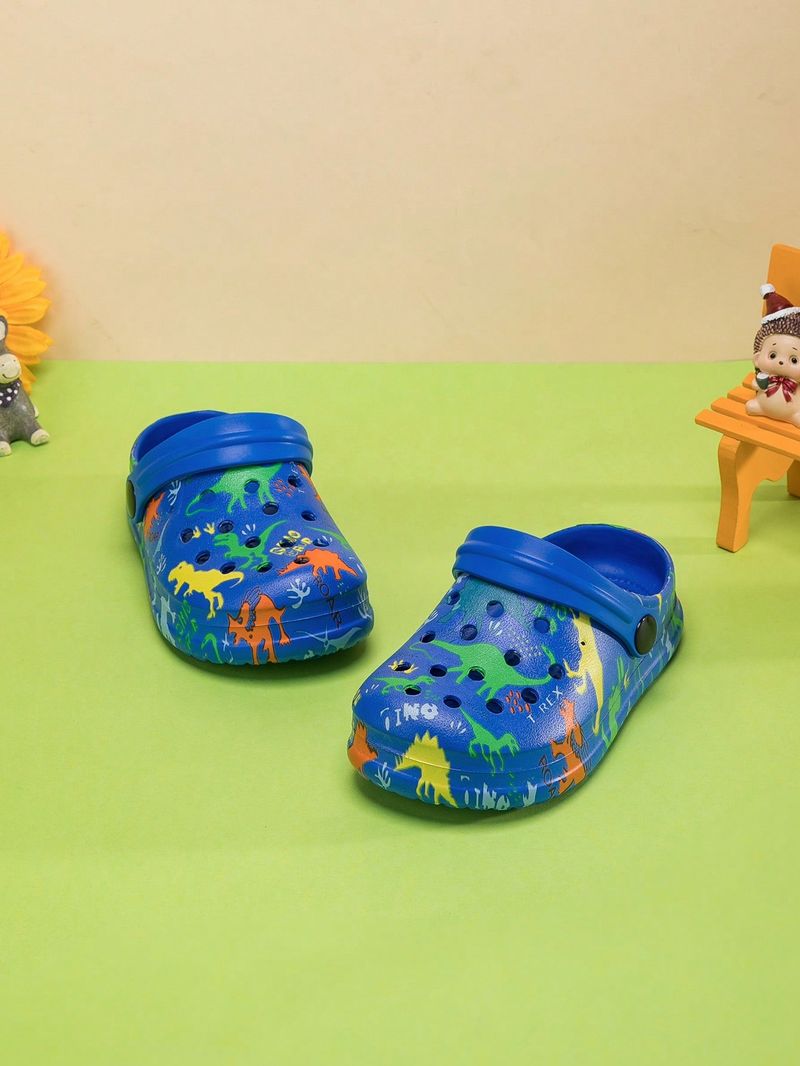 Un paio di scarpe da casa comode e alla moda per ragazzi, con stampa di dinosauri, adatte per l'estate._voghion.com