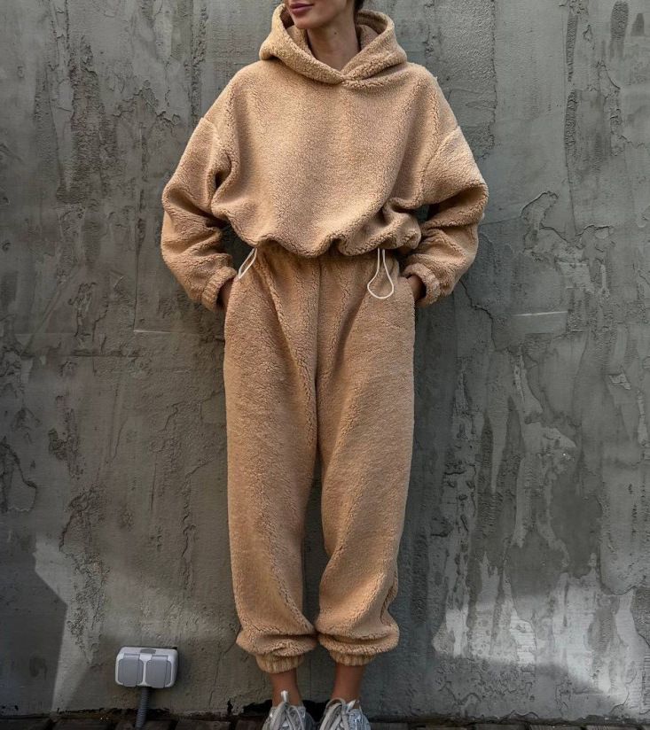 Ensemble pull et pantalon en polaire à manches longues et col rond pour femme - Tenue streetwear décontractée deux pièces (disponible en beige, bleu, noir, blanc)_voghion.com