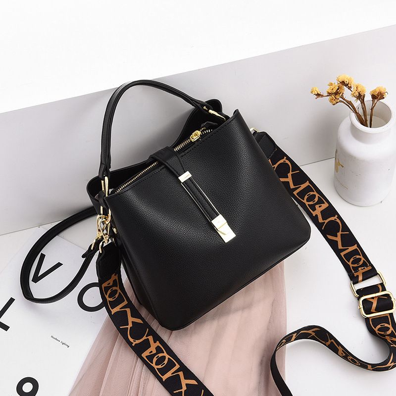 Borse alla moda 2025 Primavera Estate Nuovo stile coreano da donna con tracolla larga e motivo litchi_voghion.com