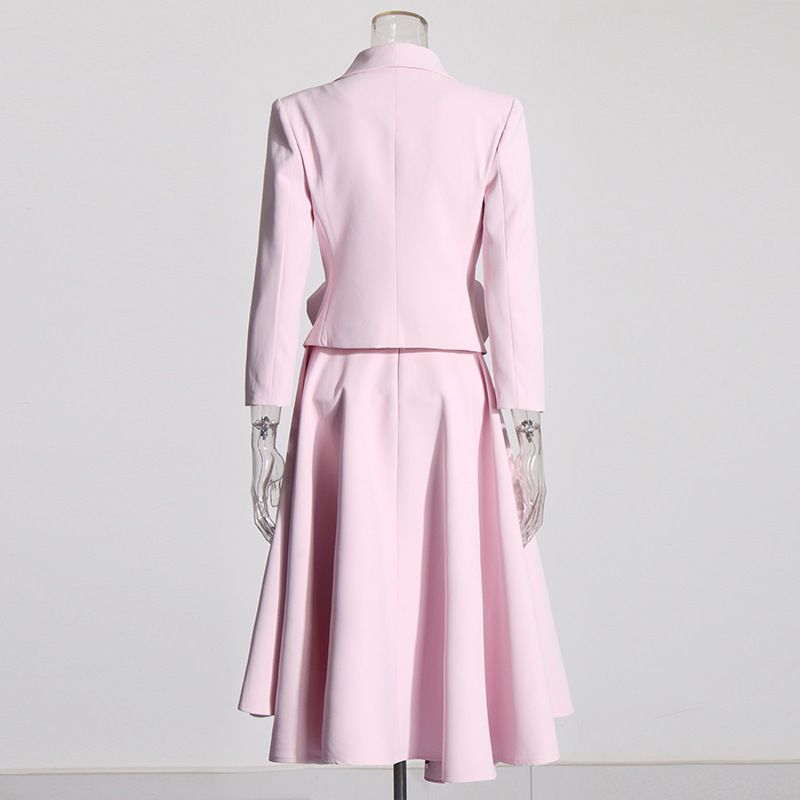 Nuovo set 2025 composto da blazer snellente in due pezzi con motivo tridimensionale rosa e gonna plissettata di media lunghezza_voghion.com
