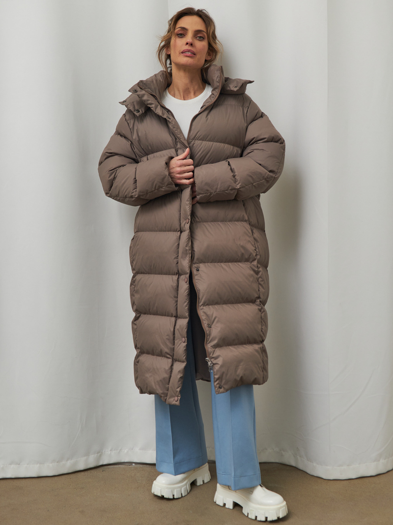 Zimska odebeljena dolga ženska jakna s kapuco in puhom, bela, 90 cm_voghion.com