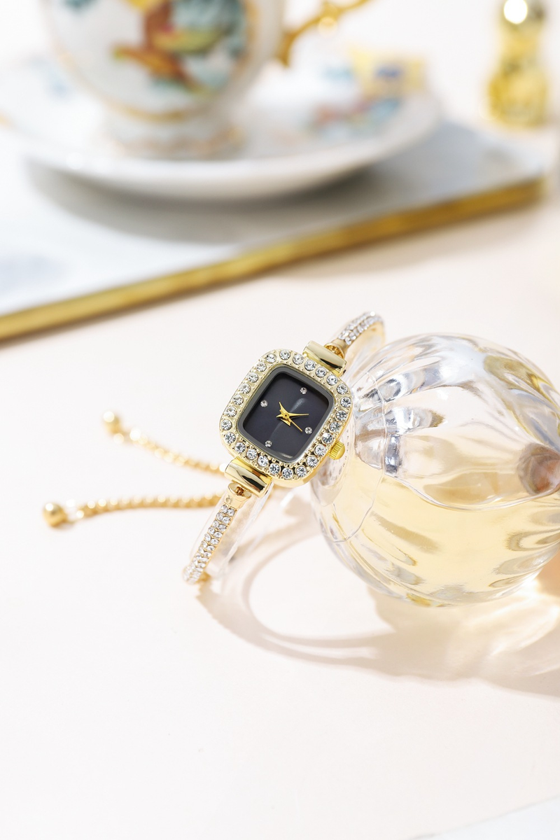 Orologio da polso da donna con quadrante piccolo quadrato di vendita calda, trasmissione in diretta con cinturino sottile, orologio da donna con temperamento, un pezzo di orologio_voghion.com