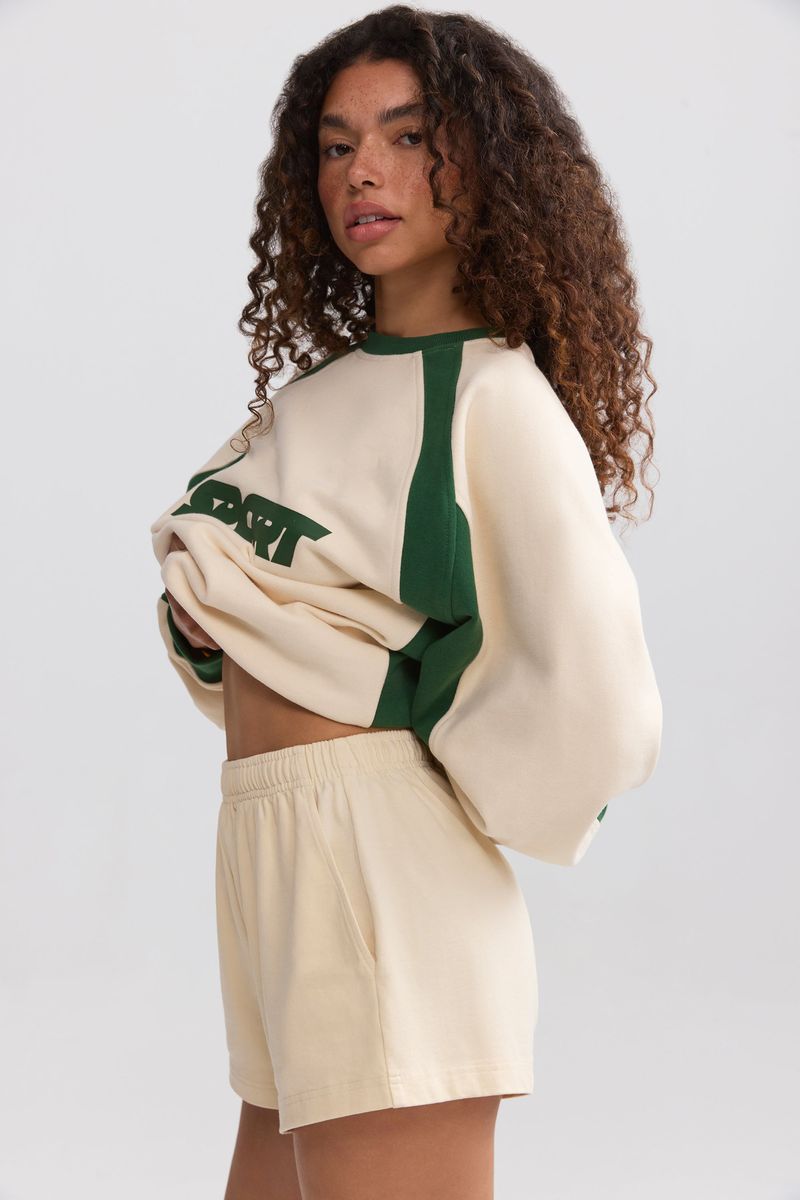 Color-block hoodie en shorts set voor dames – oversized pullover met bijpassende lounge shorts (streetwear stijl, S-XL, 3 neutrale tinten)_voghion.com