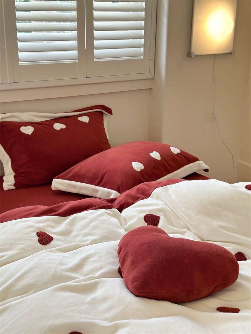 Nuovo set di quattro pezzi in velluto di latte ricamato con cuore rosso, autunno/inverno 2025, copripiumino in caldo pile di corallo_voghion.com