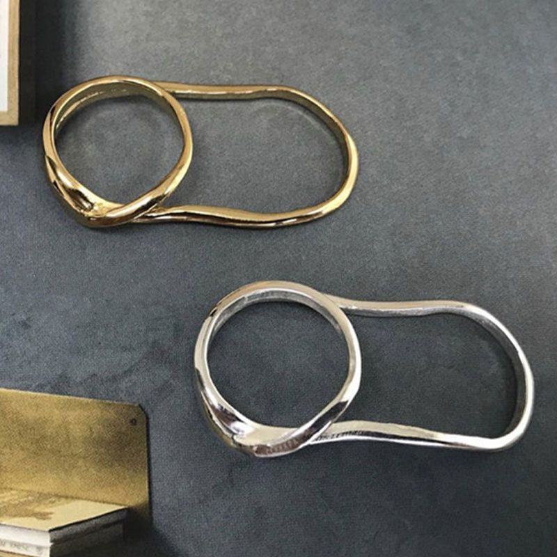 Vendite calde Vendite calde Anello Livvy da donna dal design semplice e solido, due dita incrociate e intarsiato con argento di alta qualità_voghion.com