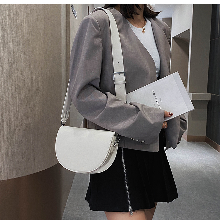 Internet-Promi-Textur breiter Riemen einzelne Schulter Crossbody Damen Frühling neue trendige Satteltasche_voghion.com