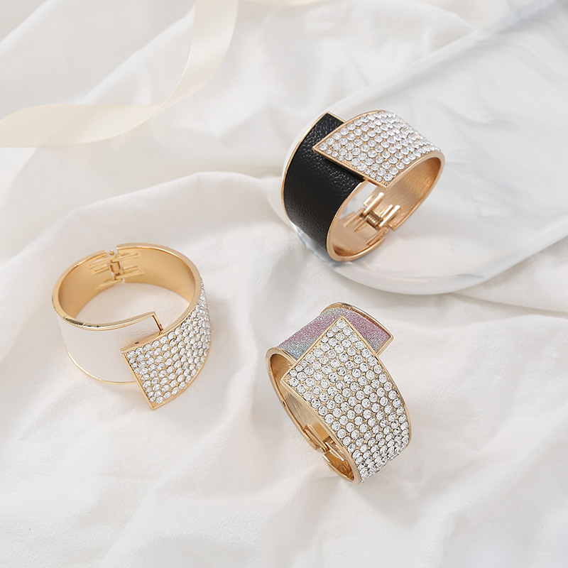 Bracciale quadrato asimmetrico largo esagerato in stile designer_voghion.com