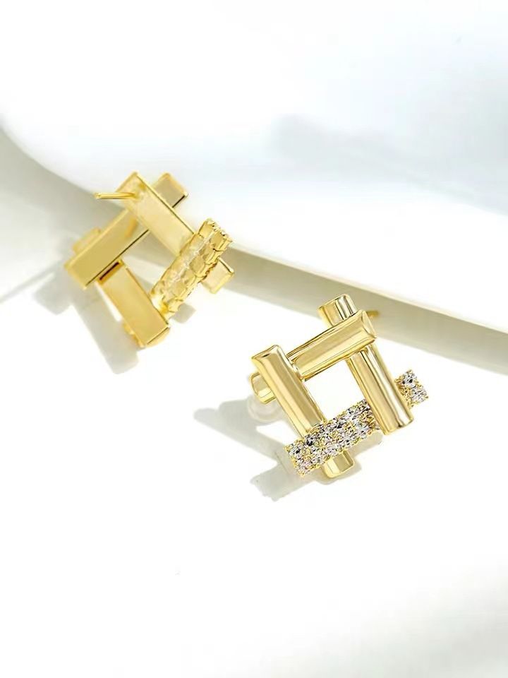 Orecchini da donna Nuovi orecchini con diamanti Temperamento semplice Orecchini personalizzati di nicchia Gioielli all'ingrosso_voghion.com