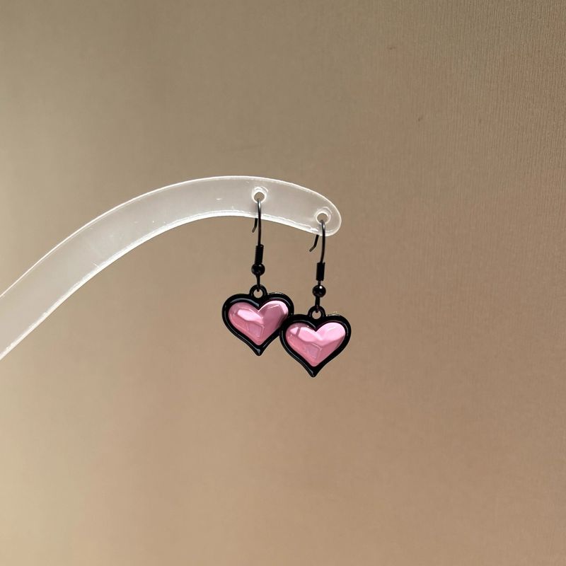 Ciondolo a forma di cuore rosa con guava, alla moda, con ganci per le orecchie neri, adatto per orecchini con viso rotondo._voghion.com