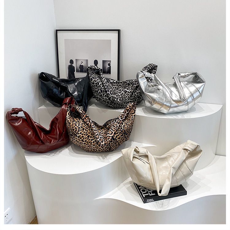 Small niche design women's single shoulder croissant 2024 new large size can sing crossbody versatile dumpling bag_voghion.com
