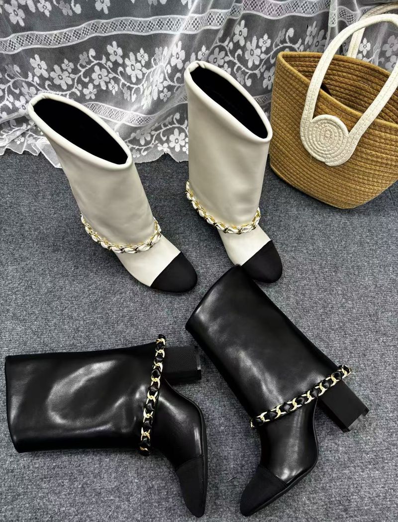 2025 Xiaoxiang New Product Flip Big Chain Thick Heel Trousers Boots Leather Short Boots High Heel Short Boots Fashion Boots Women's Boots_voghion.com