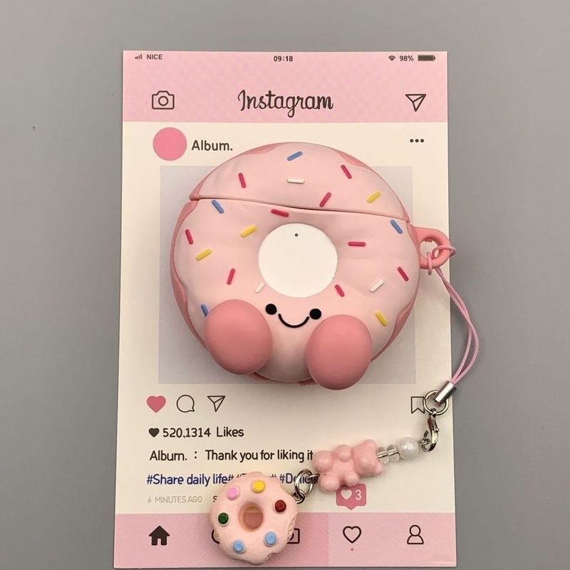 O pingente em formato de rosquinha rosa, macio e fofo, é perfeito para as capas dos fones de ouvido sem fio AirPods 4 da Apple._voghion.com