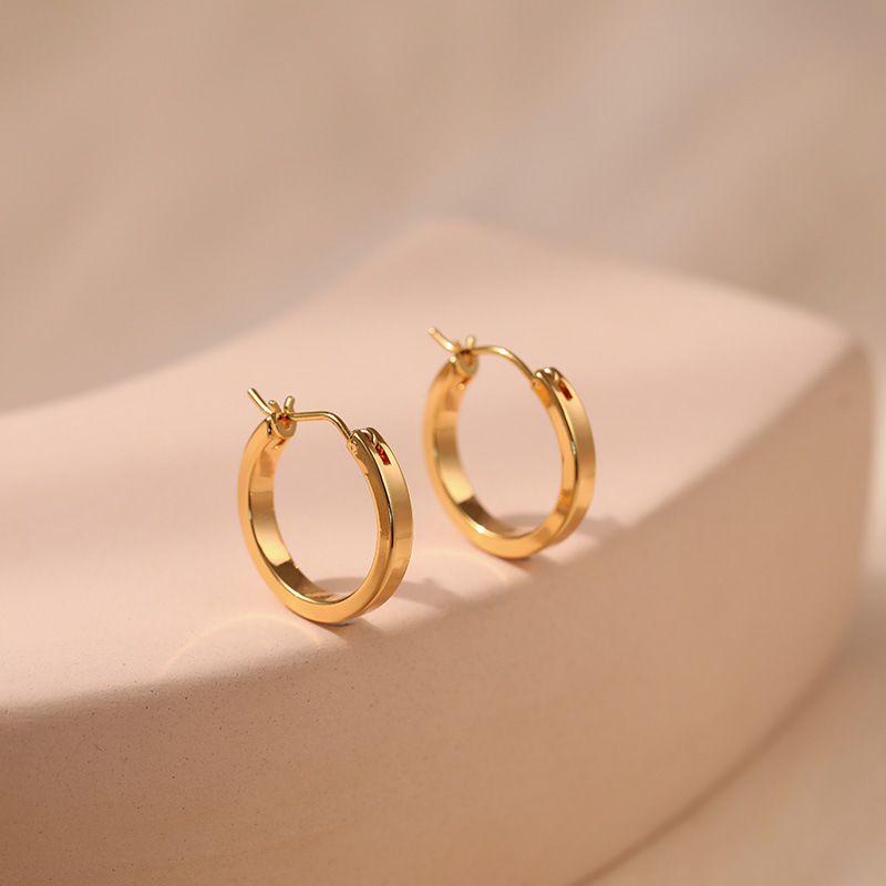 Orecchini a cerchio minimalisti in ottone placcato K oro vero, orecchini Hiphoop con texture in metallo lucido_voghion.com