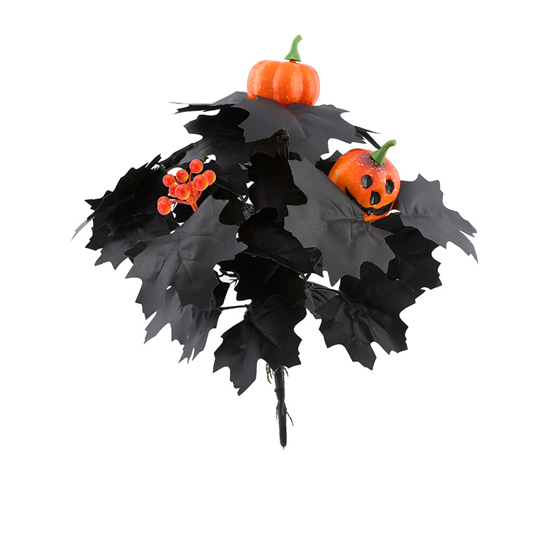 Pange kodupeoks hunnik musti halloweeni lehti, mis kaunistavad musta vahtralehte_voghion.com