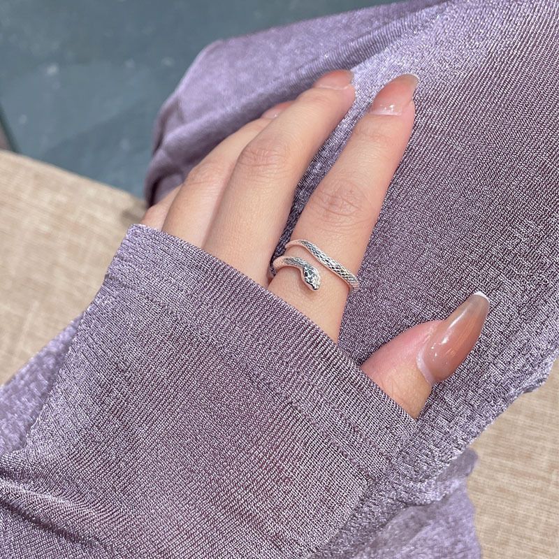 Anello in argento alla moda a forma di serpente retrò, stile punk regolabile, gioielli da donna 2024_voghion.com