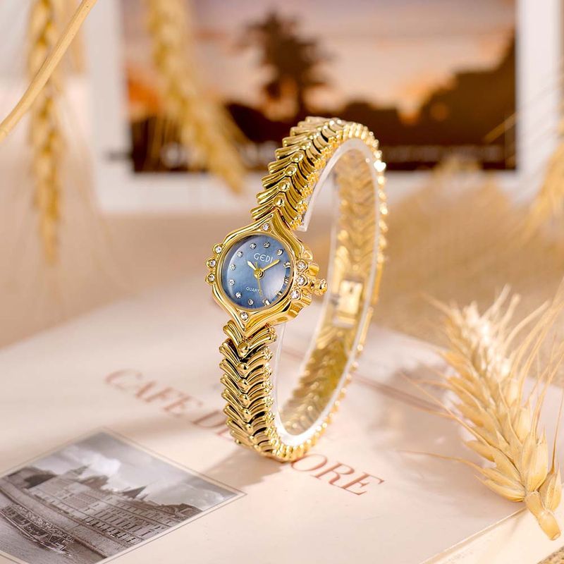 Damen-Quarzuhr, modische Armbanduhr mit Diamanten, Perlmutt-Hilfszifferblatt, Fischschwanzarmband, luxuriöses Design_voghion.com