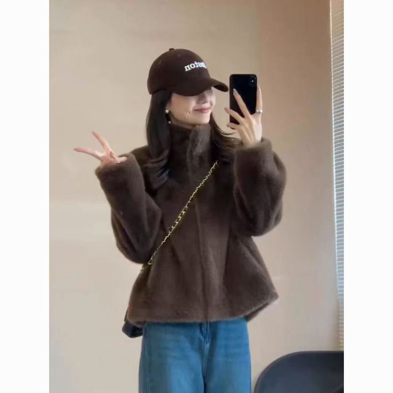 Cappotto in visone sintetico effetto velluto: la seduzione invernale corta e comoda (colletto alto, glamour cruelty-free per piccole e potenti)_voghion.com