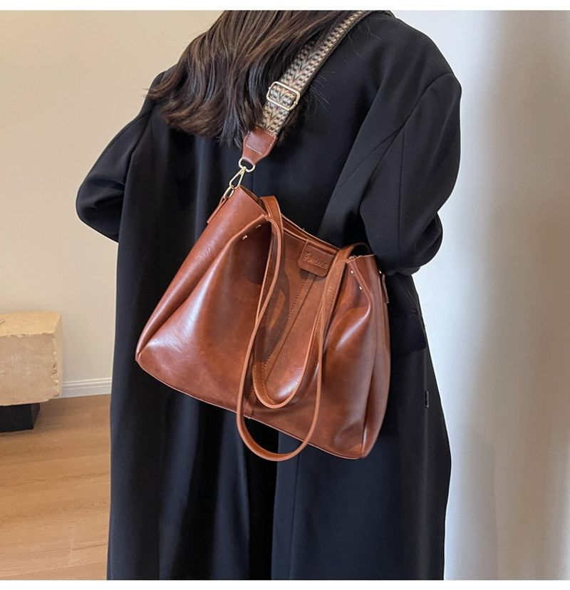 Tote per pendolari retrò di grande capacità in Europa e negli Stati Uniti 2023 nuova tracolla a tracolla con tracolla larga con texture a mano_voghion.com