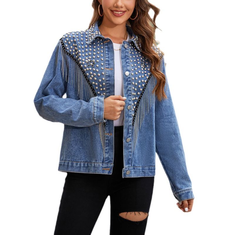 Damenbekleidung: Distressed-Jeansjacke mit Nieten und Fransen – Übergroßer kurzer Biker-Stil für die Herbstmode_voghion.com