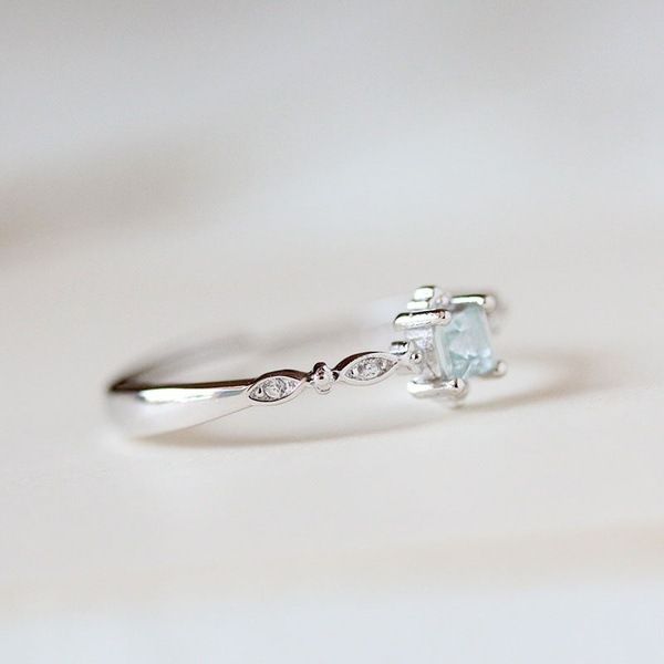 Kleiner, frischer, eleganter Ring mit diamantbesetztem Topas und meerblauem Zirkon_voghion.com