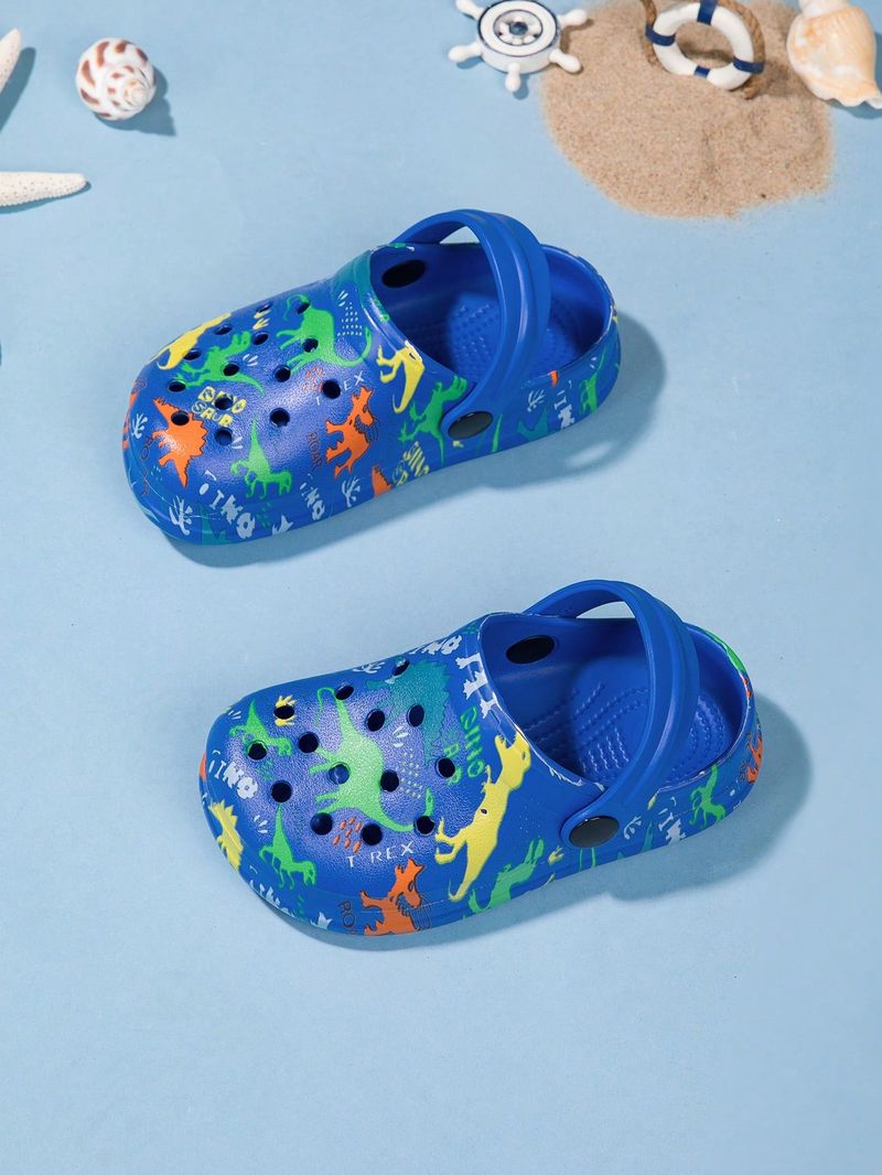 Un paio di scarpe da casa comode e alla moda per ragazzi, con stampa di dinosauri, adatte per l'estate._voghion.com