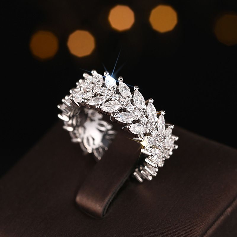 Cao Shifeng's Luxurious Willow Leaf Ring Exudes And Cool Vibe, With Dense Circle Of Inlaid Index Finger Rings That Exude_voghion.com