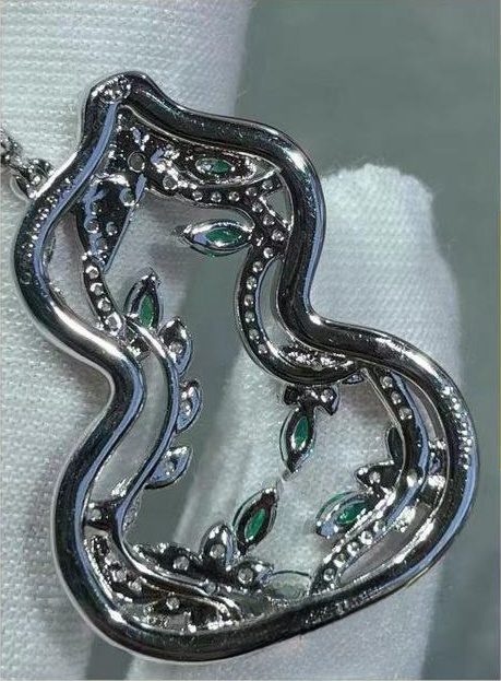 Designer's Classic Women's CNC Sculpture Full Diamond V Golden Vine Gourd Necklace with Rose Gold Plated Hollow Collar Chain_voghion.com