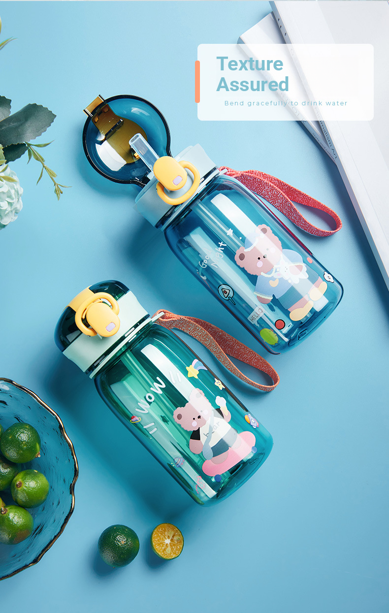 Tazza portatile in plastica con coperchio e cannuccia per bambini, con orso carino e cartone animato_voghion.com