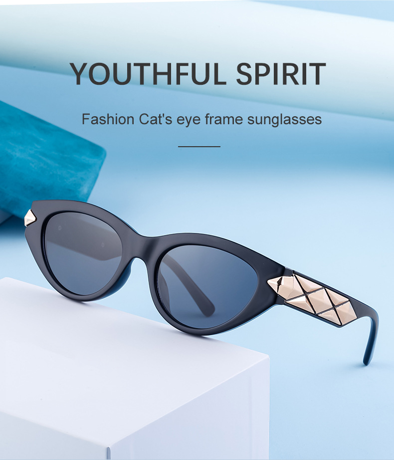 Foto di strada alla moda cat's eye, occhiali da sole resistenti ai raggi UV, occhiali da sole femminili_voghion.com