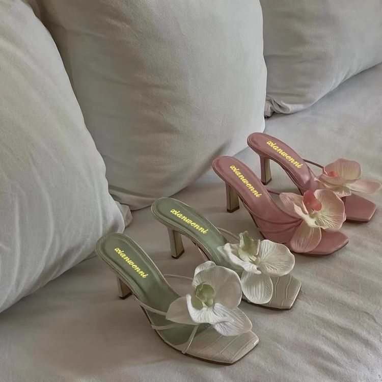 Scarpe da donna Internet Celebrità Decorazione floreale Scarpe da spiaggia da viaggio Nuovo stile Sandali con tacco alto e punta a clip per le donne da indossare all'esterno in estate_voghion.com