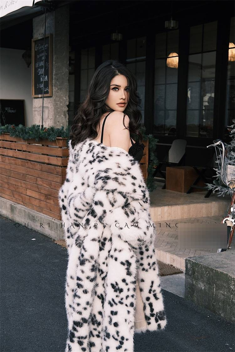 Damen-Pelzmantel mit Kunstluchs-Print – Lange Winterjacke aus Plüsch mit Revers (Schwarz/Weiße Punkte, Creme/Braune Spitzen)_voghion.com