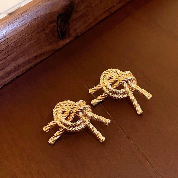 Orecchini a bottone annodati in oro, design unico e di nicchia, orecchini alla moda personalizzati, stile straniero esagerato, nuovi orecchini_voghion.com