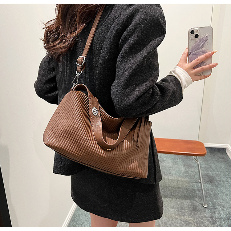 Retro Handheld Kleine Tas voor Vrouwen 2024 Nieuwe Lente Mode Eenvoudige en Veelzijdige Kleine Vierkante Tas met Hoge Kwaliteit Textuur, Unieke Casual Schoudertas_voghion.com