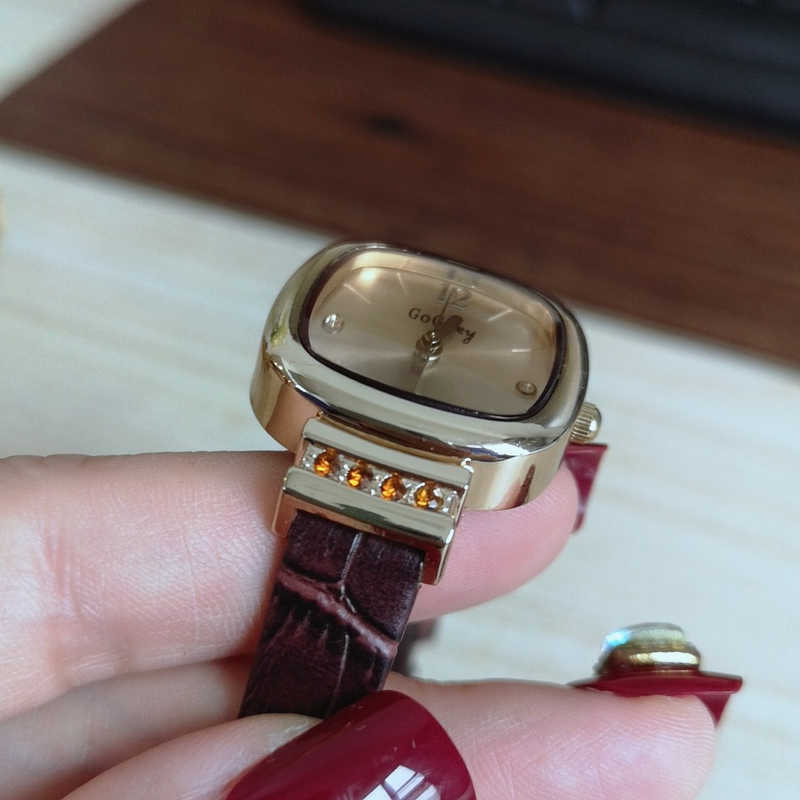 2021 neuer koreanischer Modetrend quadratisches Zifferblatt mit Diamantgürtel Quarz Damenuhr Live-Übertragung_voghion.com