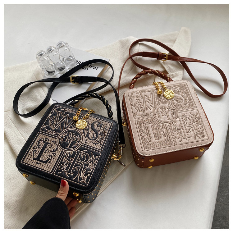 Design para mulheres 2024 Nova bolsa feminina transversal popular portátil pequena bolsa quadrada bordada_voghion.com