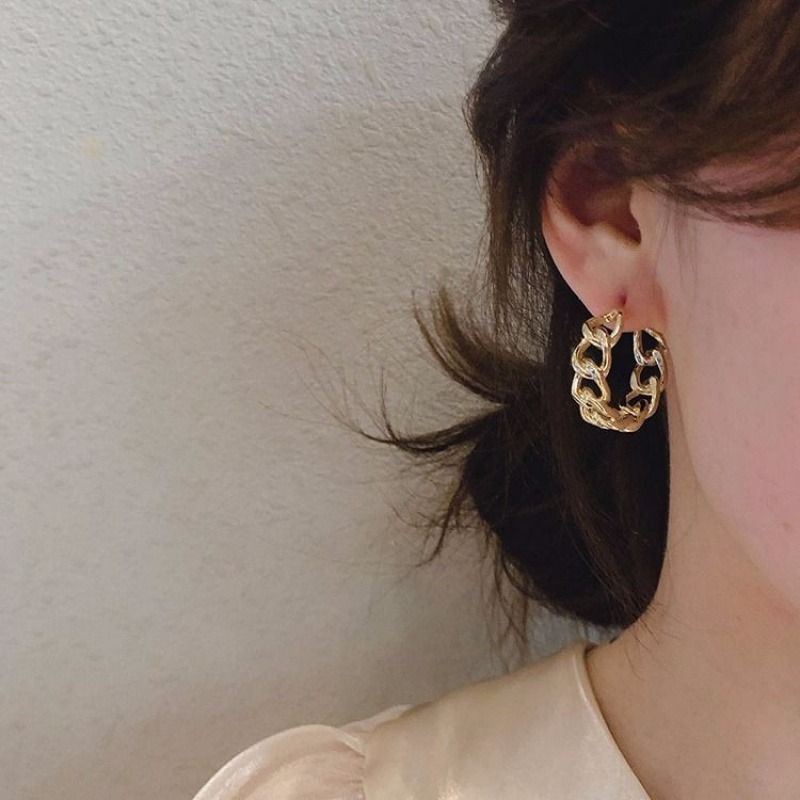 S New Fashionable Hollow Chain Style Stud Earrings High-end Fashion Metal Ear Jewelry_voghion.com