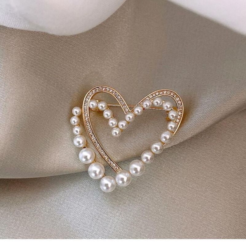 Design Sense Pearl Love Brooch New Trendy High-end Women's Delicate Pin Fixed Coat Sweater Accessories_voghion.com