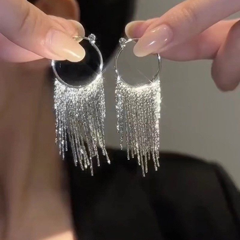 Orecchini con ganci versatili di alta qualità, alla moda, in stile minimalista, con nappe in metallo._voghion.com