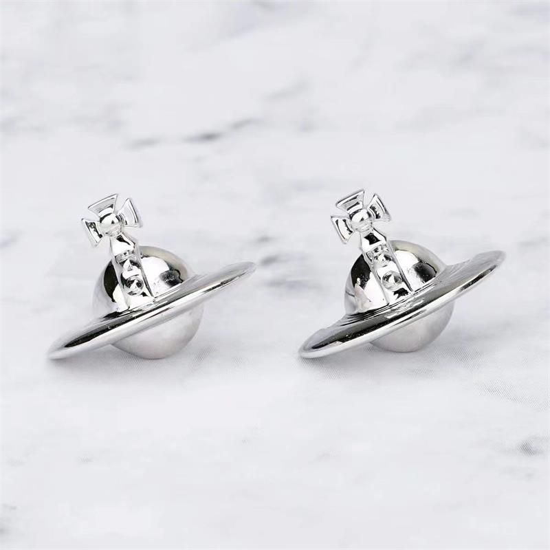 Le même style que les boucles d'oreilles de l'impératrice douairière Saturne. Le design tridimensionnel est simple, brillant, luxueux, design de niche et boucles d'oreilles haut de gamme._voghion.com