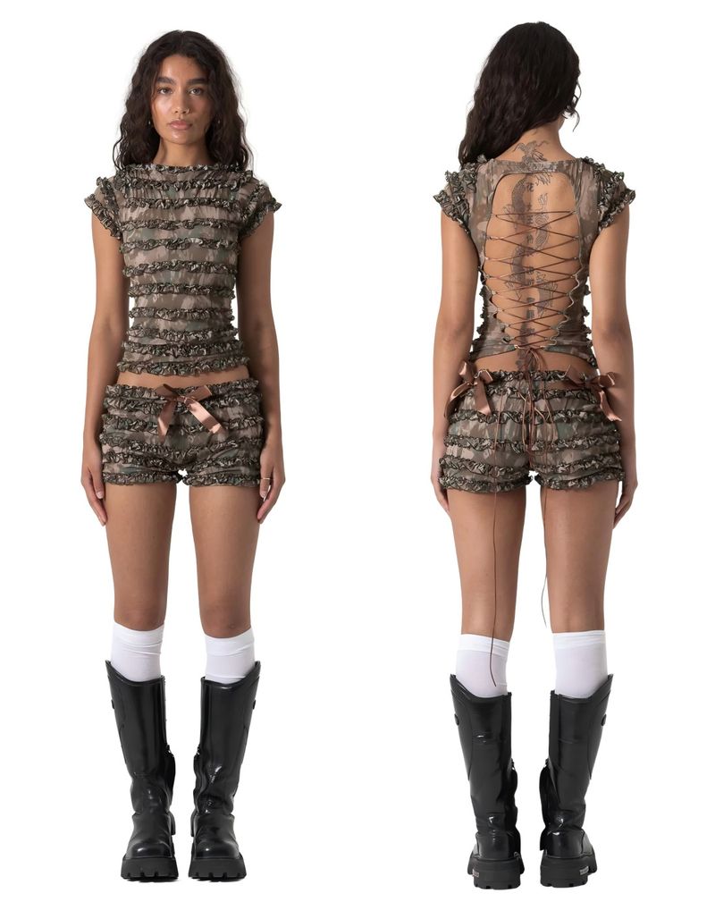 Zoete pittige meid met paddenstoelrand, tanktop met uitgeholde bandjes, zomer- en kanten shorts voor dames, twee stuks_voghion.com