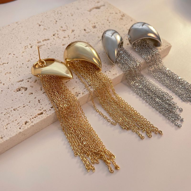 Design originale, lungo e fluente, con unghia in rame placcata in vero oro._voghion.com