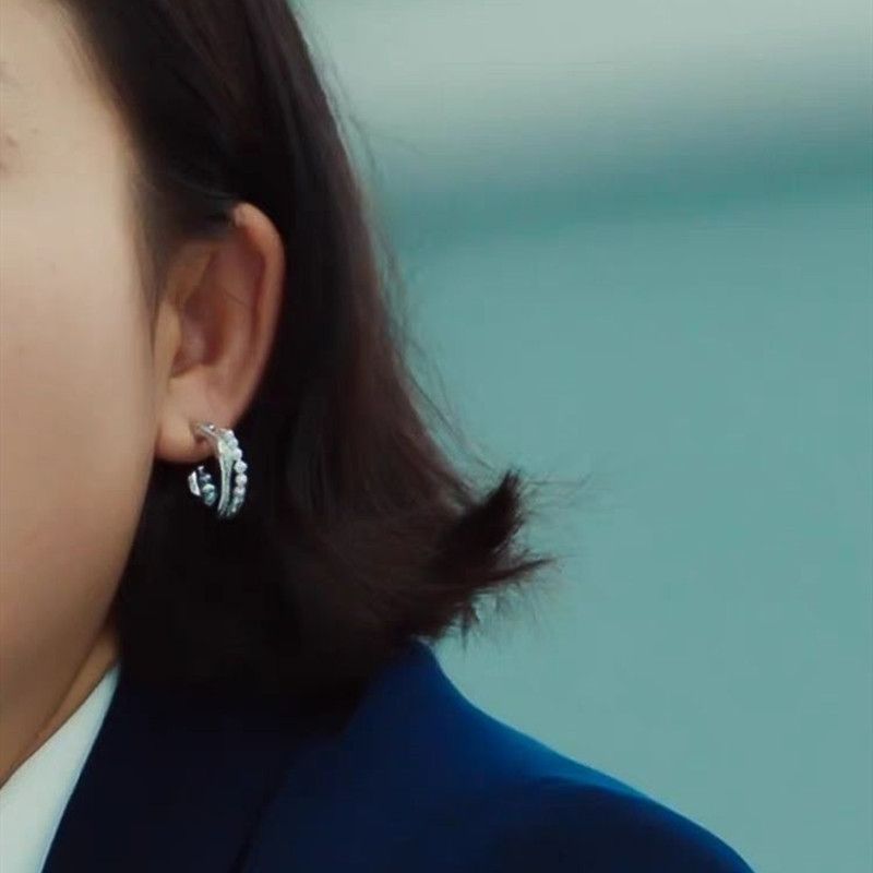 Damenschmuck – Elegante Creolen mit Barockperlen und Doppel-C in Silberton, minimalistisches, schickes Design mit natürlichen Saatperlen und Doppel-C-Creolen_voghion.com