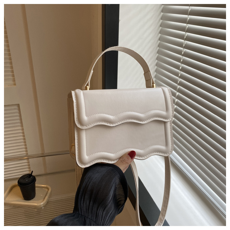 2023 neue Heiße Verkauf Geprägte Einfarbig Edition Mode Retro Casual Einfache Handheld Eine Schulter Umhängetasche Kleine Quadratische Tasche_voghion.com