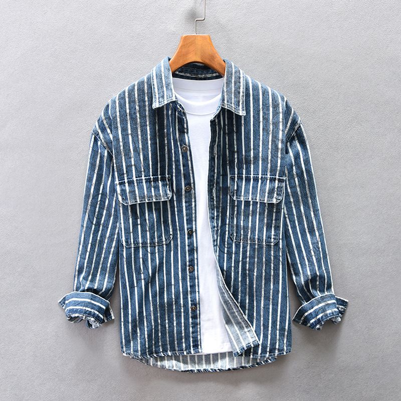 Lässige, gestreifte Jeanshemdjacke für Herren mit lockeren Schultern und Aufdruck_voghion.com
