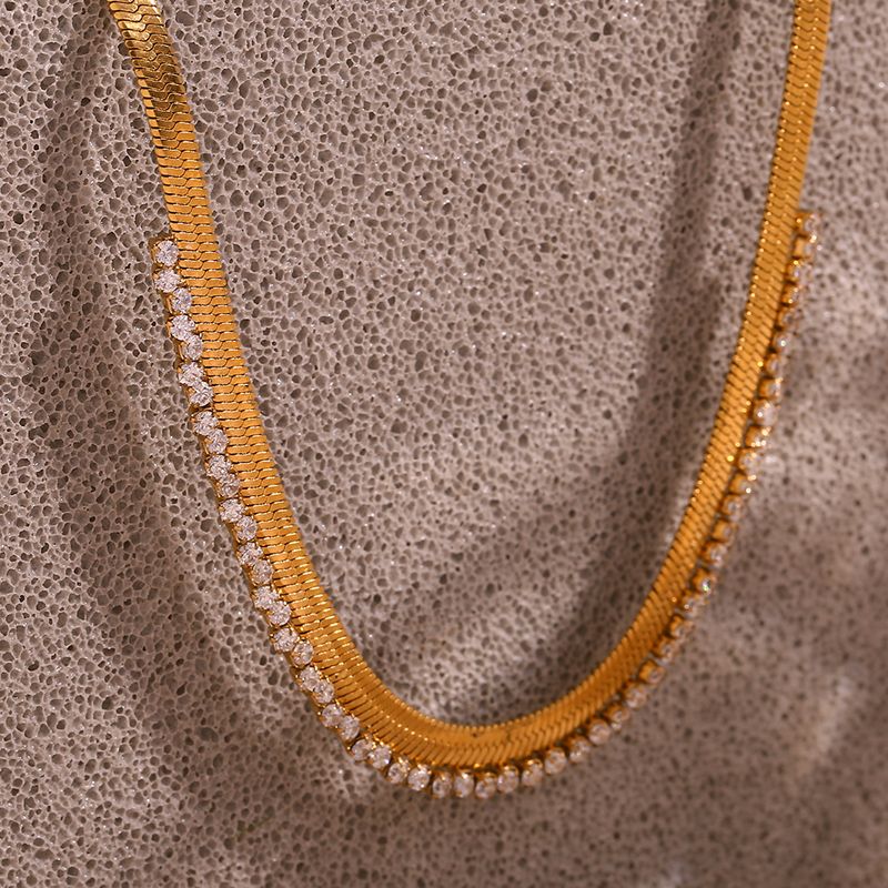 Collier ras du cou à chevrons en acier inoxydable plaqué or pour femme avec zircone cubique AAA en stock prêt_voghion.com