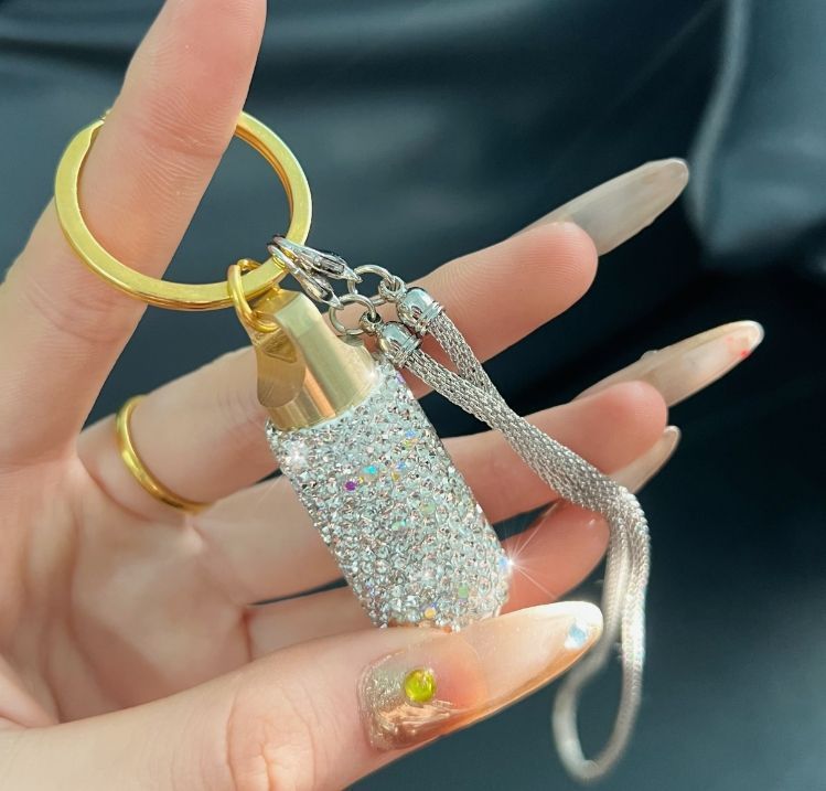 Pilulier élégant en métal avec strass – Boîte de rangement compacte et sécurisée pour médicaments avec sangle de suspension (design minimaliste moderne, capacité de 18 L)_voghion.com